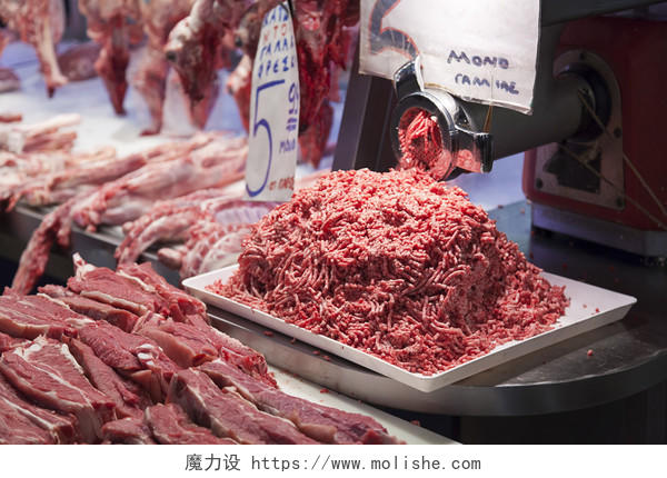 菜市场猪肉摊上对猪肉和肉沫的特写图